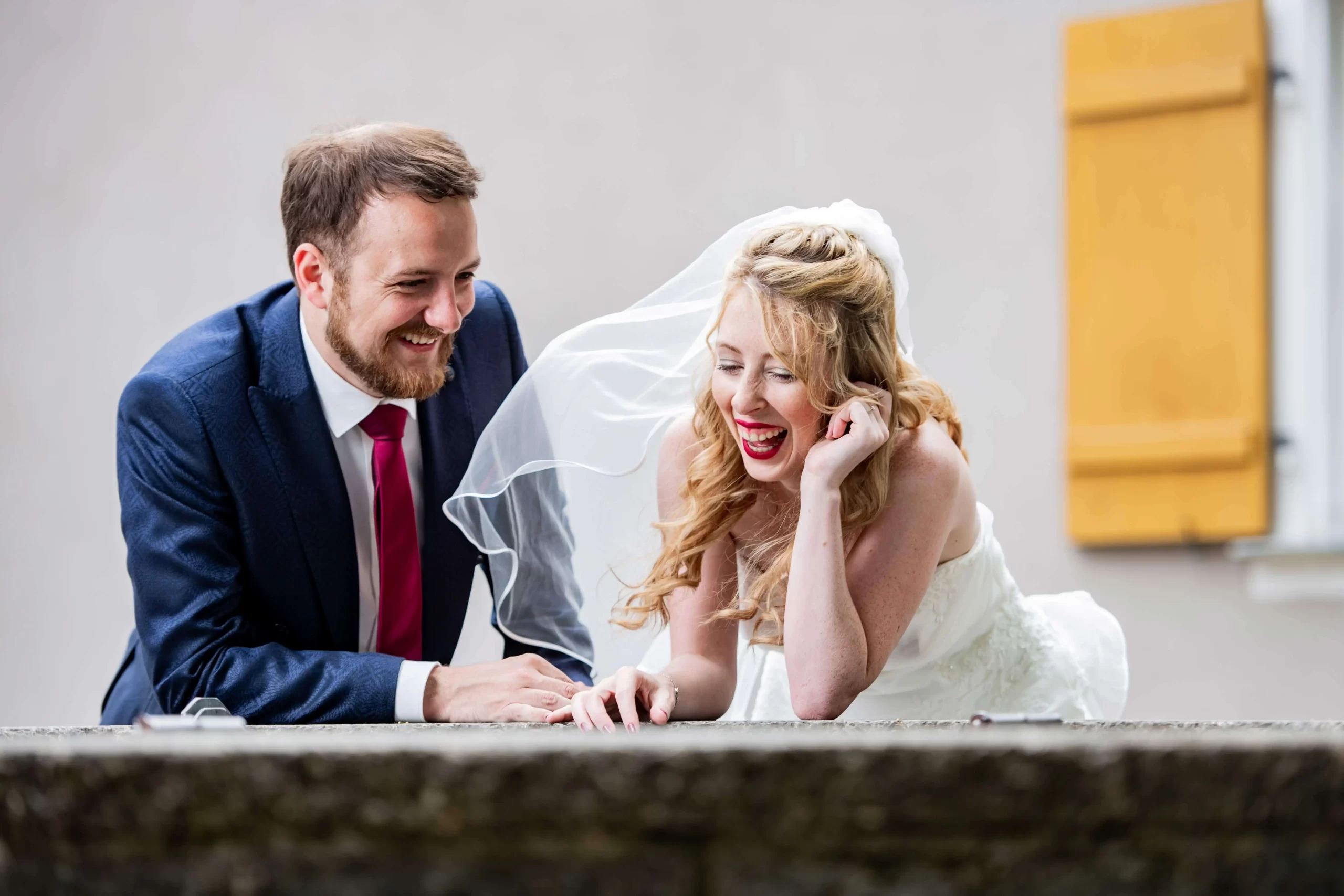 Glückliches Brautpaar lacht während der Hochzeitsfotos – Hochzeitsfotografie von Phototree