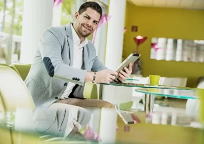 Businessfotografie – Unternehmer arbeitet mit Tablet