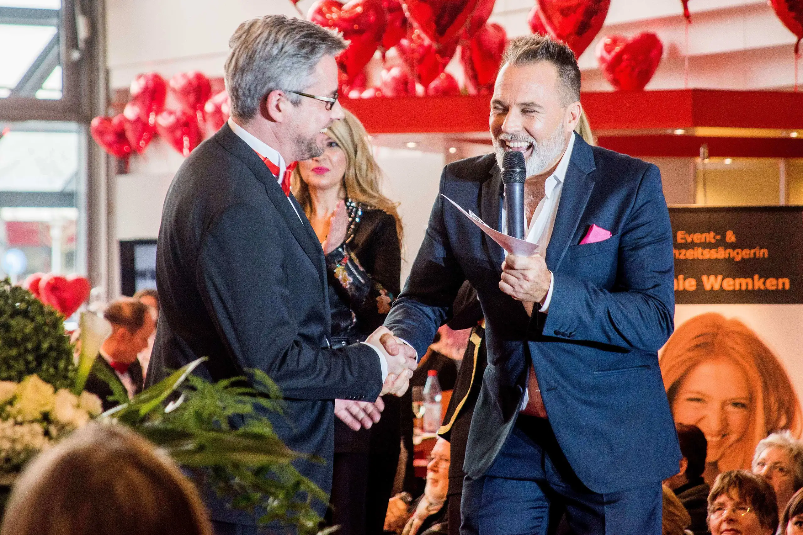 Eventfotograf Bodensee – professionelle Eventfotografie von PhototreeBodensee_Lindau_St_Gallen_Schweiz_2032-min Moderator überreicht Preis bei einer Veranstaltung – Eventfotografie von Phototree