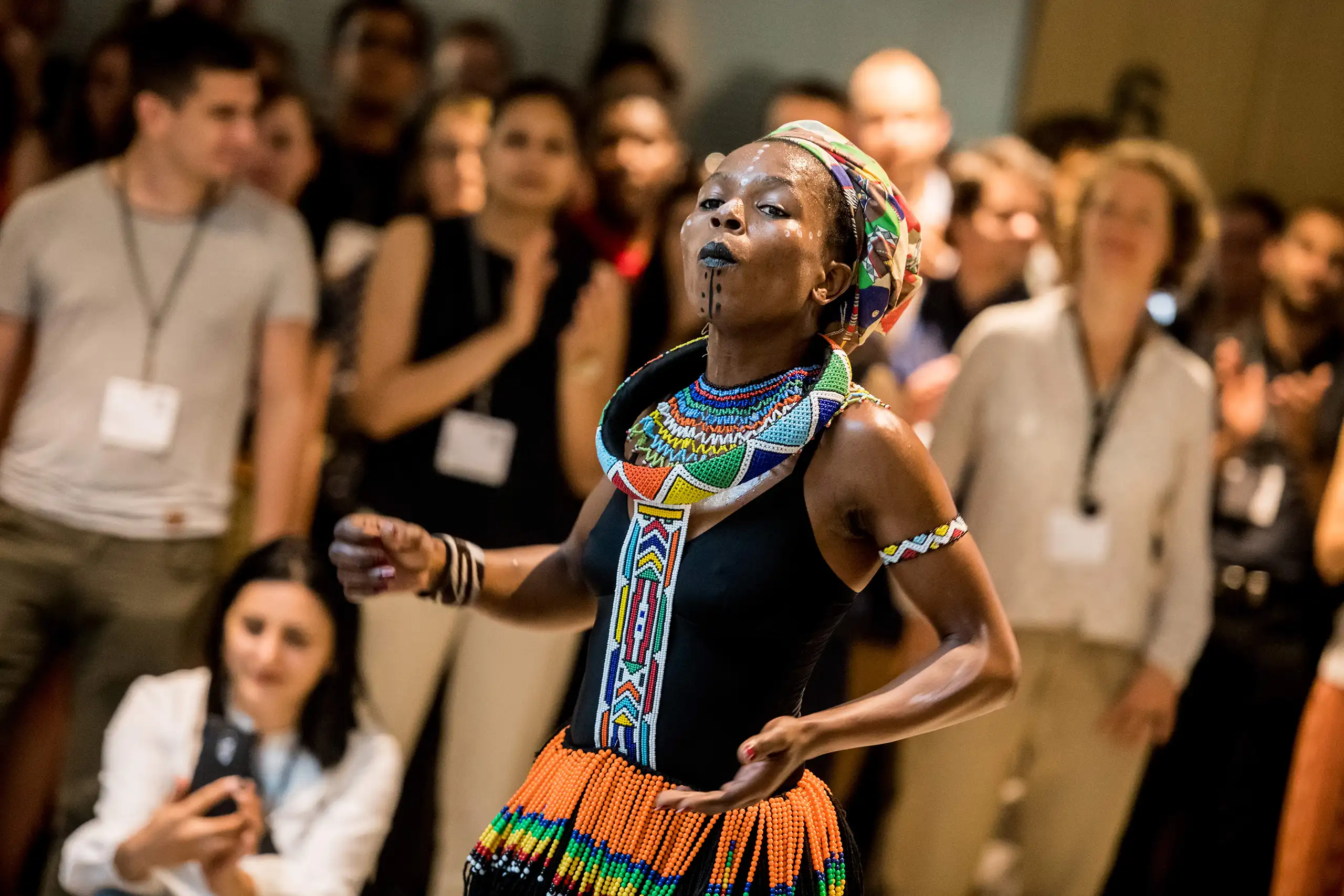 Eventfotografie – kulturelle Veranstaltung professionell fotografiertBodensee_Lindau_St_Gallen_Schweiz_2064 Tänzerin bei einer kulturellen Performance auf einer Veranstaltung – Eventfotografie von Phototree