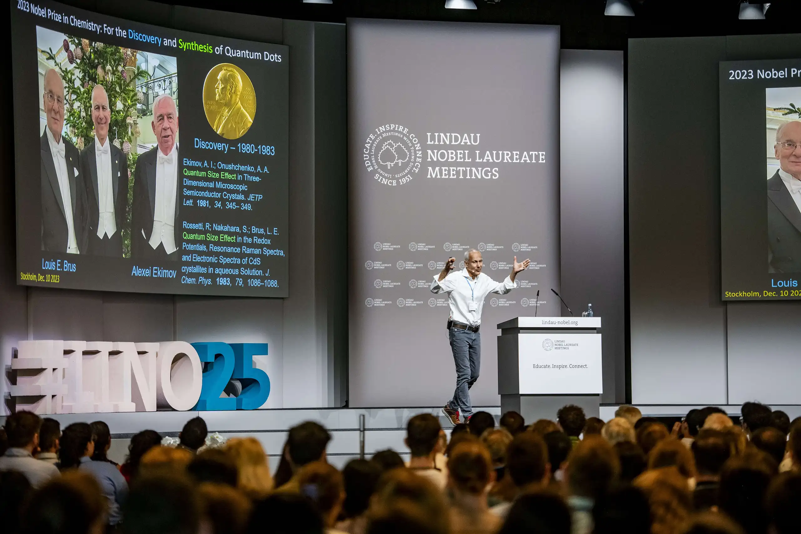 Eventfotografie bei den Lindau Nobel Laureate Meetings Redner bei den Lindau Nobel Laureate Meetings auf der Bühne während einer wissenschaftlichen Konferenz