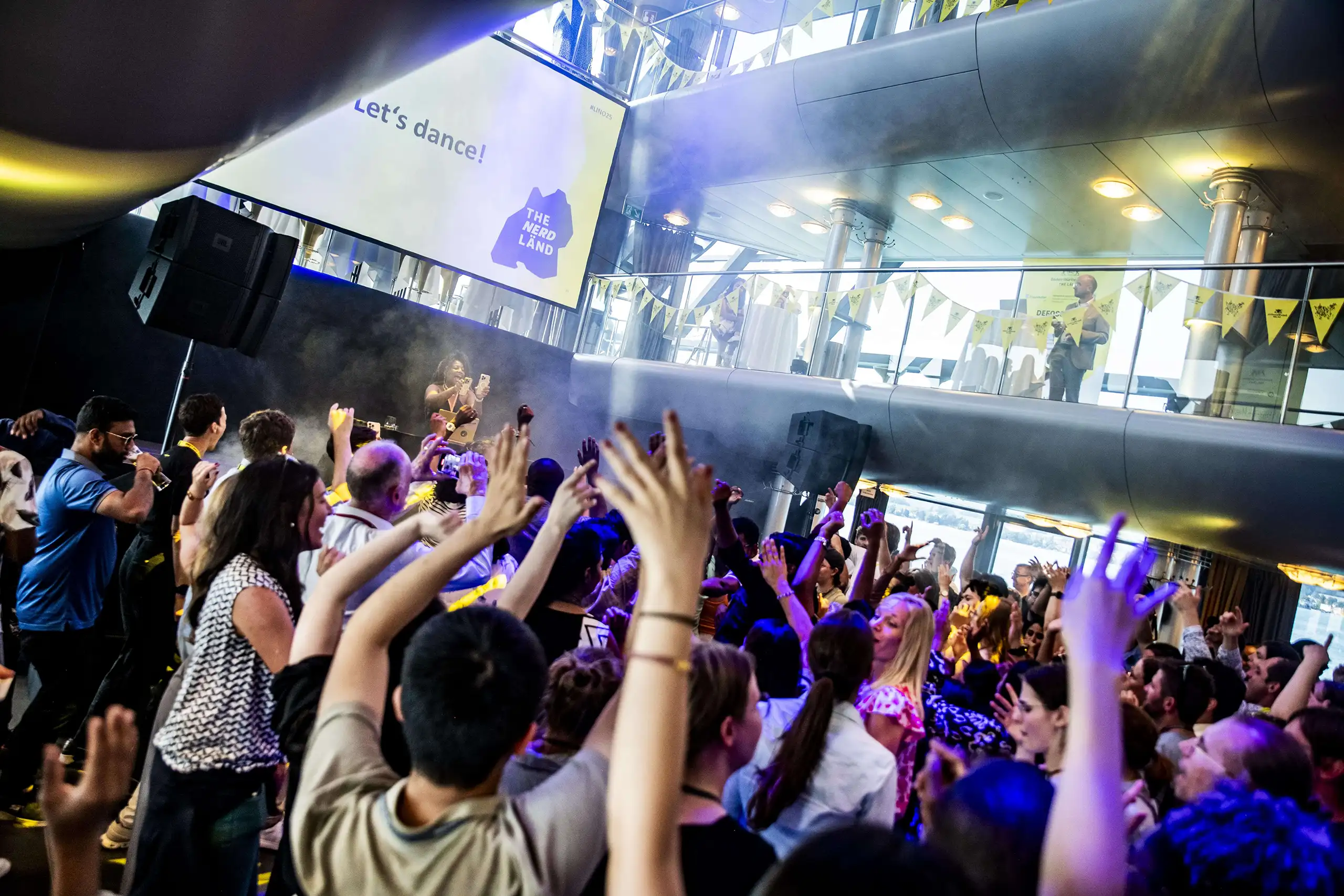 Eventfotografie bei Firmenveranstaltungen und Conference EventsBodensee_Lindau_St_Gallen_Schweiz_2085-min Teilnehmer feiern und tanzen bei einem Networking Event während einer Konferenz