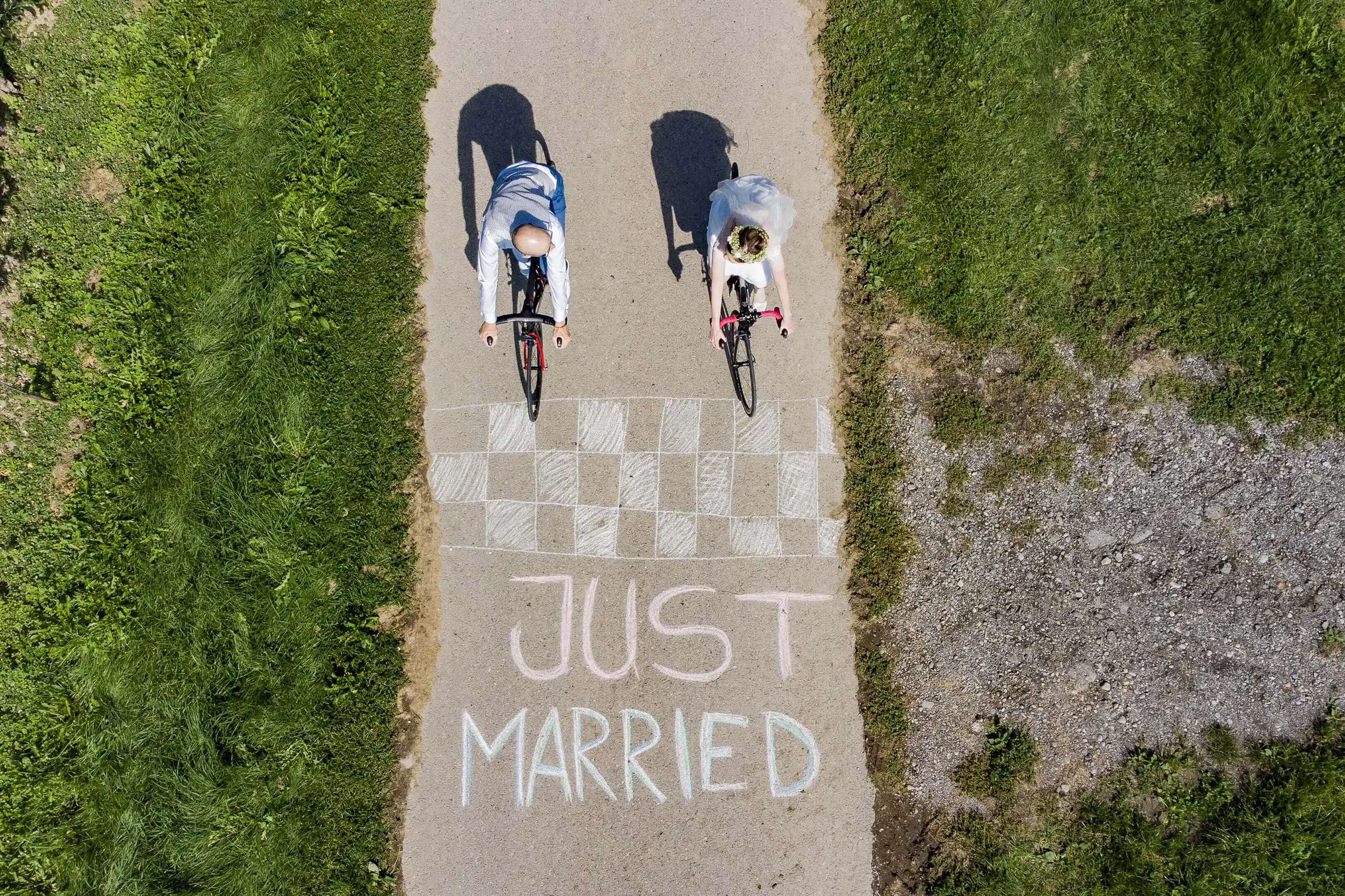 Hochzeitsfotografie – Brautpaar auf FahrrädernBodensee_Lindau_St_Gallen_Schweiz_4012-min Hochzeitsfotografie – Brautpaar auf Fahrrädern