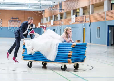 Hochzeitsfotografie – Brautpaar mit kreativer Hochzeitsszene
