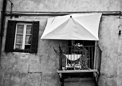 Schwarz-Weiß Fotografie – Balkon mit Markise