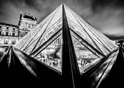 Louvre Pyramide bei Nacht mit Menschen im Inneren Schwarz-Weiß