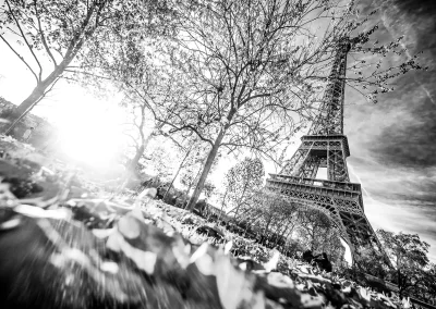 Eiffelturm Paris aus niedriger Perspektive mit Sonnenlicht Schwarz-Weiß