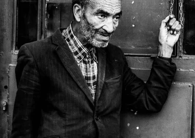 älterer Mann in Anzug vor Tür Schwarz-Weiß Straßenporträt