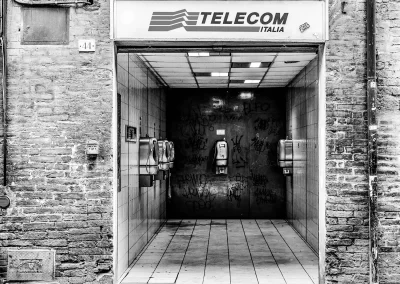 alte Telefonzellen in Gang Schwarz-Weiß urbane Architektur