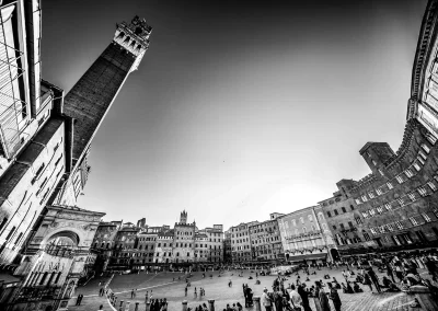 Panorama Piazza del Campo Siena mit Menschen Schwarz-Weiß