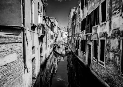 Venedig Kanal mit Brücke und Häusern Schwarz-Weiß