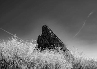 Fels in Wiese unter Himmel minimalistische Landschaft Schwarz-Weiß