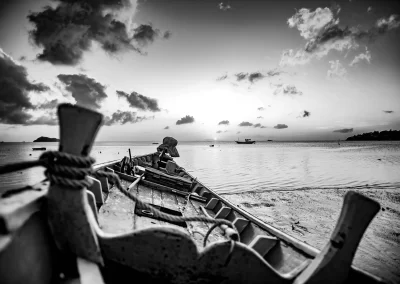Fischerboot am Strand bei Sonnenuntergang Meer Schwarz-Weiß
