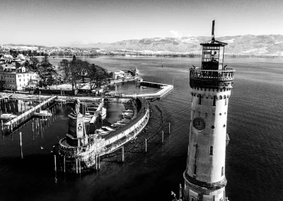 Leuchtturm und Hafen Lindau Bodensee Schwarz-Weiß Luftaufnahme