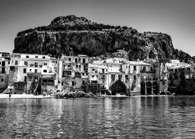 Küstenstadt Cefalù Sizilien Schwarz-Weiß Fotografie mit Felsen und Meer