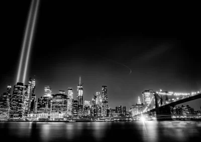 New York Skyline bei Nacht Schwarz-Weiß mit Brooklyn Bridge und Lichtern