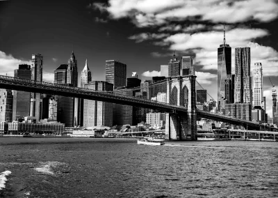Brooklyn Bridge New York Schwarz-Weiß mit Skyline und One World Trade Center