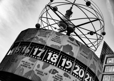 Weltzeituhr Alexanderplatz Berlin Schwarz-Weiß mit Fernsehturm