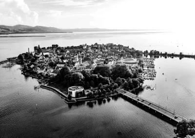 Luftaufnahme der Insel Lindau am Bodensee in Schwarz-Weiß