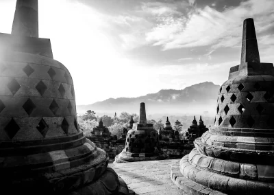Borobudur Tempel mit Stupas und Morgenlicht Schwarz-Weiß